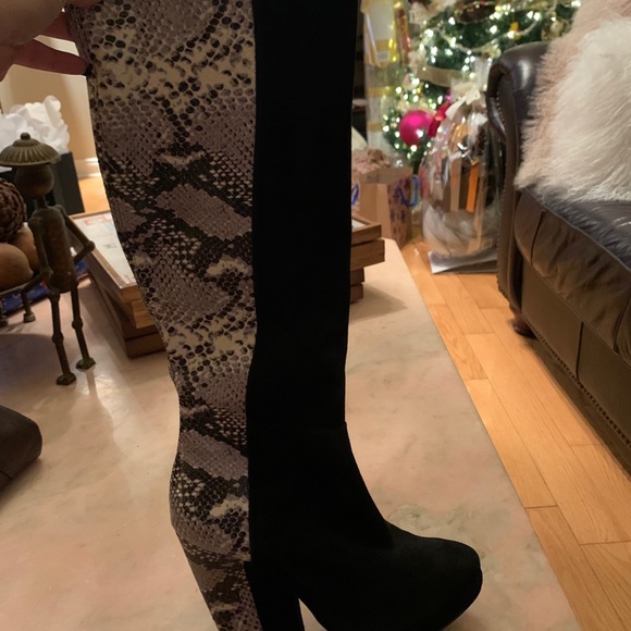 Beautiful suede and snake boots - Picture 2 of 3